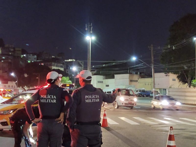 Policiais foram para o local do atropelamento (Foto: Taynara Nascimento)