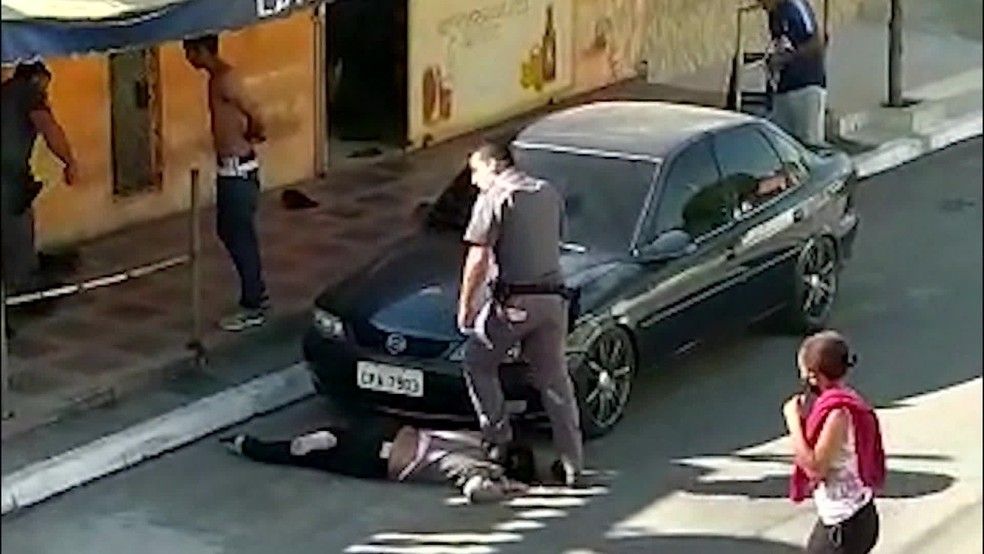 A dona do bar, viúva, com cinco filhos e dois netos, foi agredida por um dos policiais ao tentar defender um amigo (Foto: Reprodução/ TV Globo)