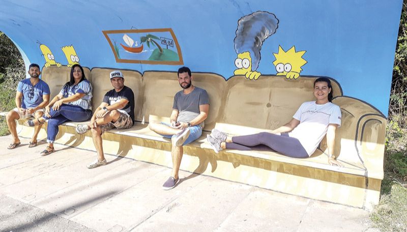 Ponto de ônibus com pintura vira atração em Anchieta (Foto: Roberta Bourguignon / AT)