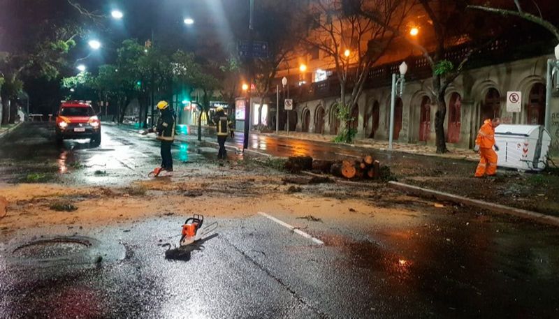 Agentes da Defesa Civil estão avaliando estragos causados em Porto Alegre (Foto: Divulgação / Defesa Civil POA / Twitter)