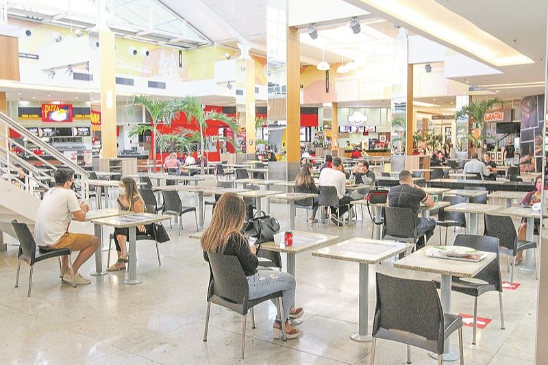 Clientes em praça de alimentação: medidas de segurança contra Covid-19 (Foto: Leone Iglesias/AT)