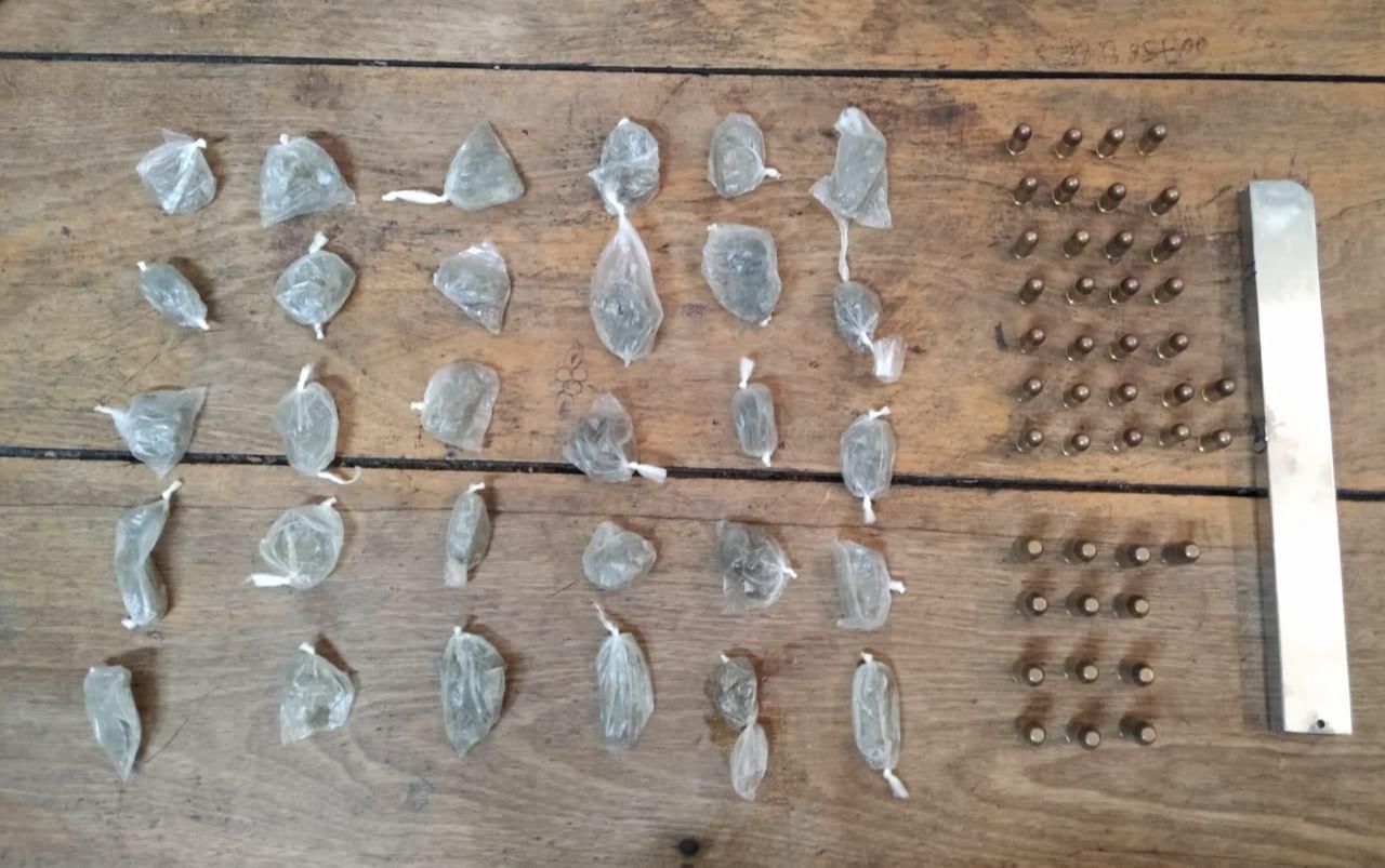 A polícia encontrou 30 munições de calibre 380, 13 de calibre .40, 30 buchas de maconha e um carregador alongado (Foto: Divulgação/ PCES)