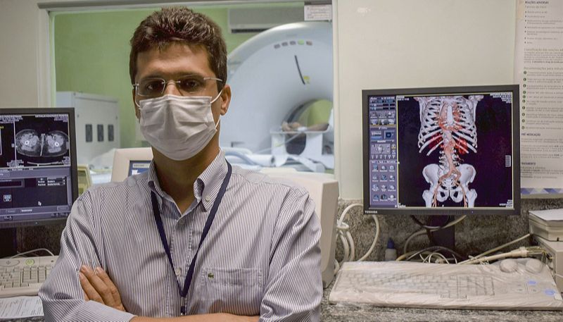 Professor e médico radiologista Marcos Rosa Junior, na sala de tomografia do Hucam (Foto: Duilo Victor)