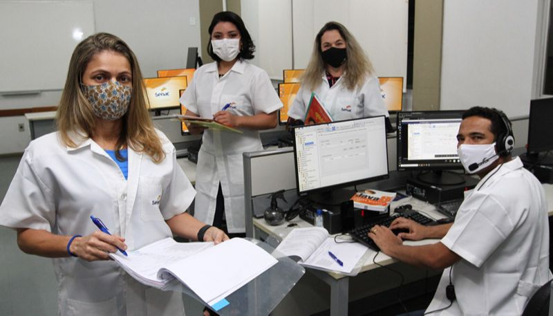 Os professores Débora, Eliane, Andréa e Cleber estão prontos para a aula (Foto: Leone Iglesias / AT)