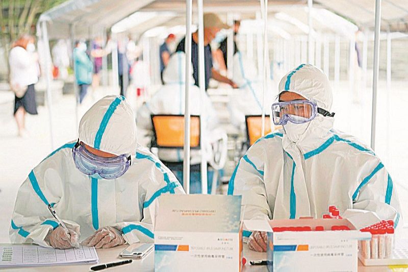 Profissionais chineses coletam material para análise. Novo vírus é classificado apenas como pneumonia (Foto: Divulgação/Governo chinês)