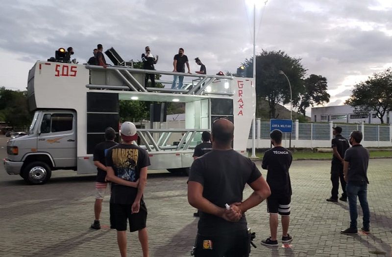 Respeitando o distanciamento social, os manifestantes se concentraram na Praça do Papa antes de seguirem até o final da Praia de Camburi (Foto: Lucia Marins)