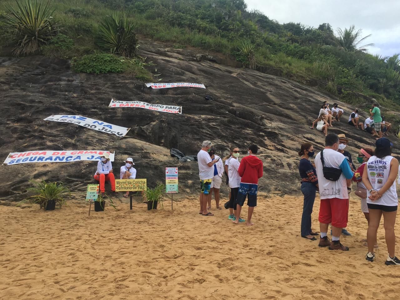 Moradores estenderam faixas e gritaram pelo fim da violência (Foto: Thainá Lopez / TV Tribuna)