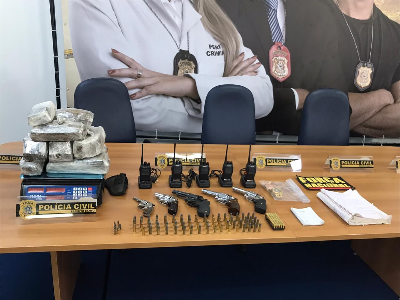 Apreensões feitas pela polícia (Foto: Jaciele Simoura)