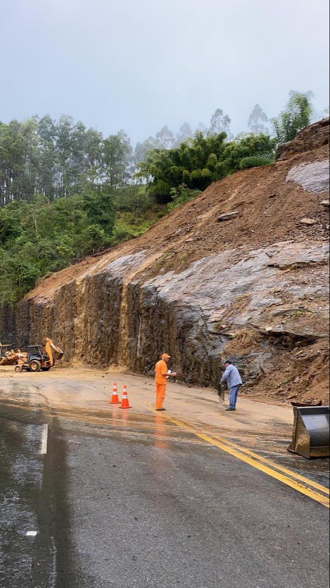 BR-262, em Domingos Martins, foi interditada (Foto: Reprodução/ Twitter @PRF191ES)