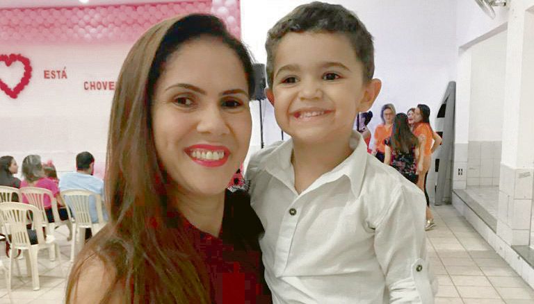 A representante comercial Aline Barcellos, 36, desmatriculou o filho Davi, 5 anos (Foto: Acervo Pessoal)