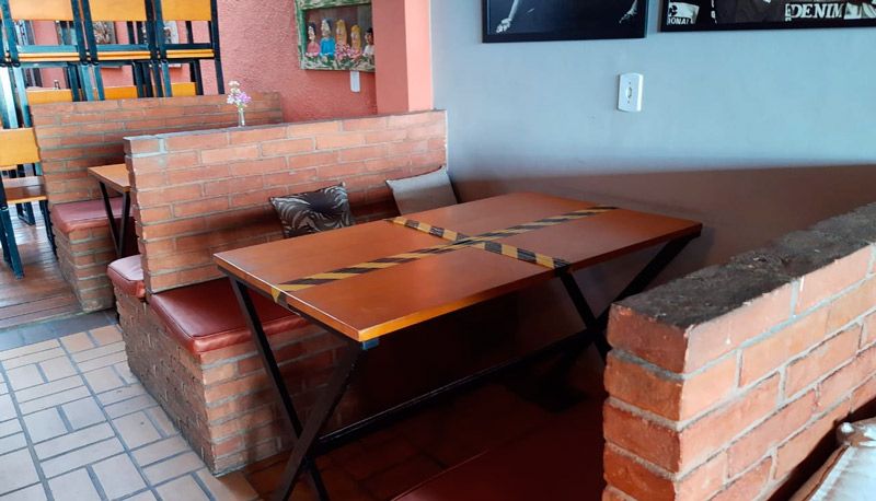 Restaurante com mesa sinalizada em Guarapari (Foto: Roberta Bourguignon / AT)