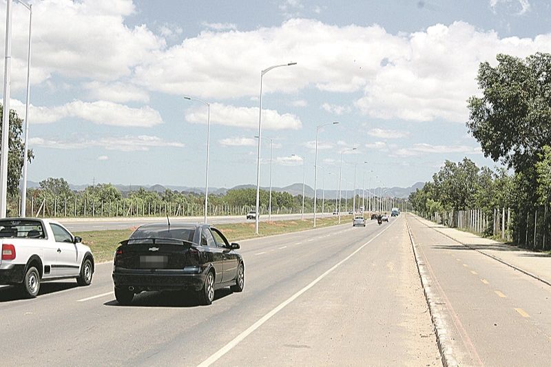 Reclamação da falta de iluminação na rodovia Leste Oeste. (Foto: Antonio Moreira/AT)