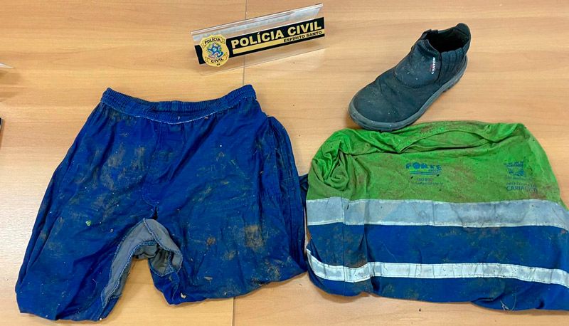 Roupa de gari, utilizada no crime, foi apreendida (Foto: Divulgação / PCES)