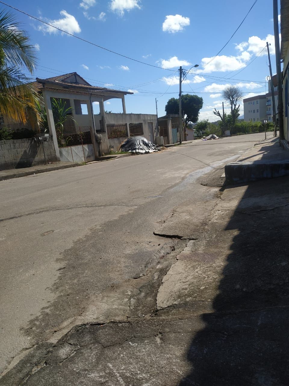 Rua onde adolescentes foram baleados na noite de sexta-feira (24) em Cariacica, (Foto: Kananda Natielly)