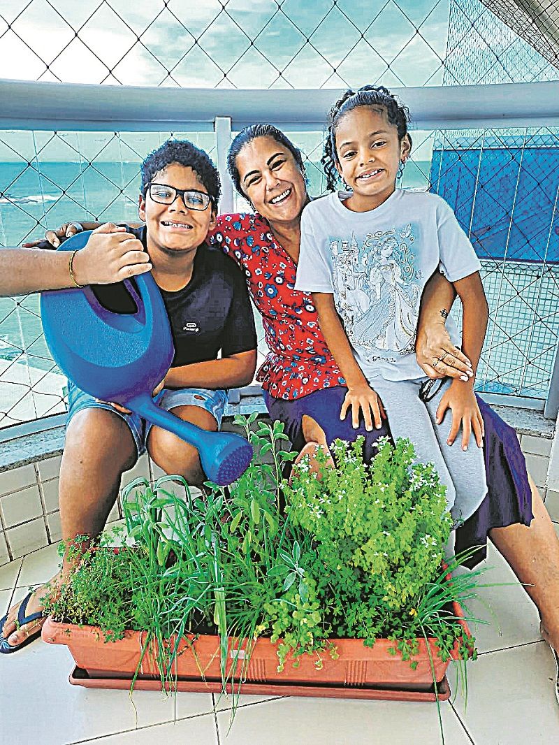 Samuel, Patrícia e Sara cuidam da horta montada por eles. (Foto: Marcelo M. Lemos/Divulgação)
