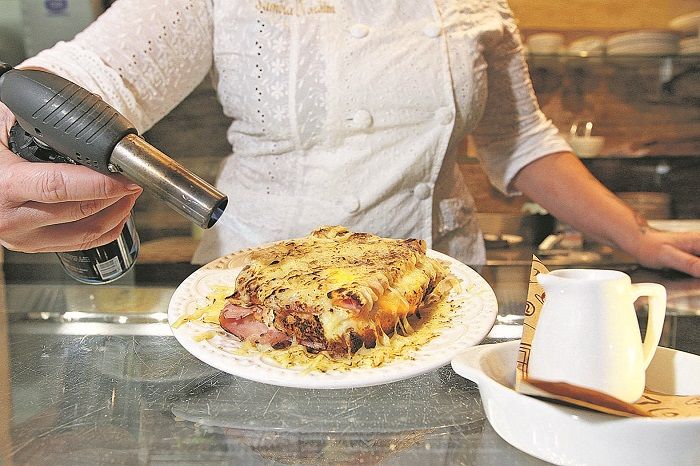 O croque monsieur leva pão brioche, molho bechamel, presunto Royale e queijo gruyère. Depois, é maçaricado (Foto: Beto Morais/AT)