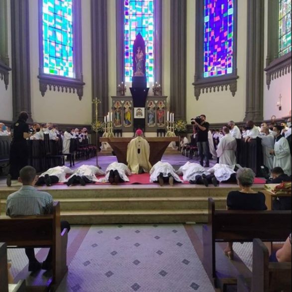 Os novos foram ordenados pelas mãos de dom Dario Campos (Foto: Reprodução/ Instagram @arquivitoria)