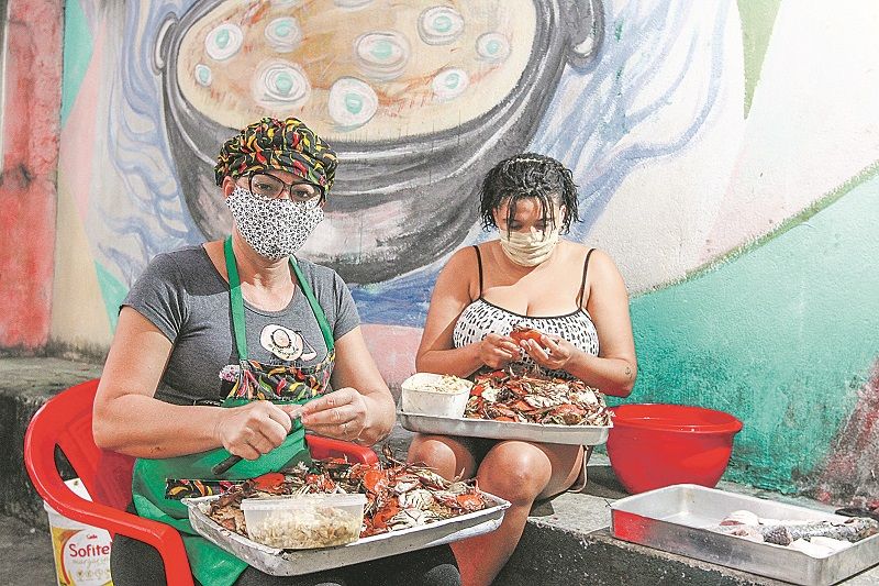 Simone Leal e Suzana Ferreira: desfiadeiras de siri da Ilha das Caieiras (Foto: Leone Iglesias/AT)