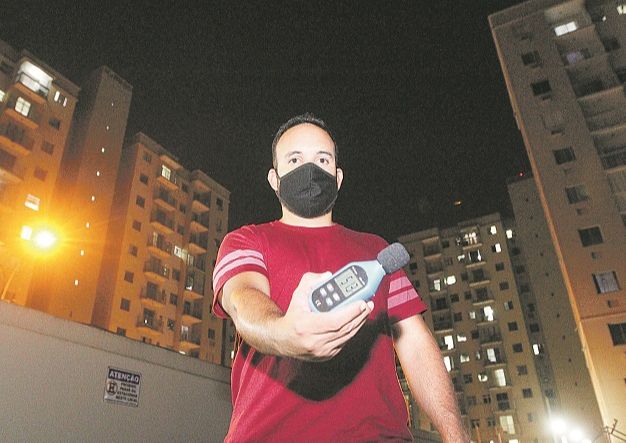 Síndico Lucas Fillipe usa decibelímetro no condomínio Via Sol, na Serra, para checar reclamações de moradores (Foto: Beto Morais/AT)