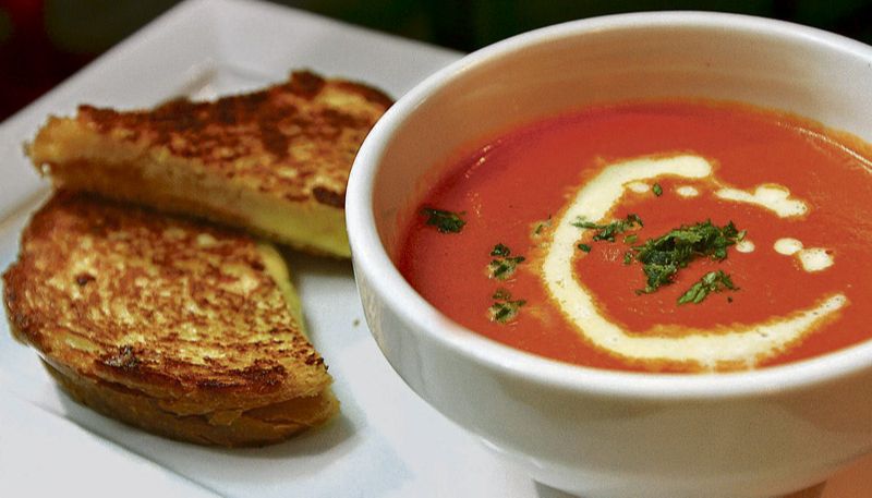 Sopa de tomate com creme de leite e queijo grelhado, acompanhado de sanduíche (Foto: Dayana Souza / AT)