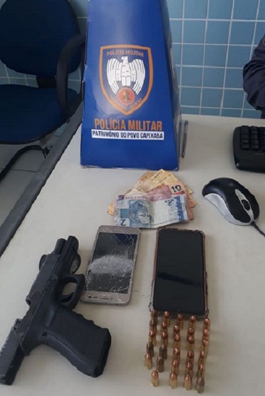 Pistola calibre .9mm austríaca, munição e celular apreendidos com suspeito de atear fogo em ônibus em Viana (Foto: Divulgação)