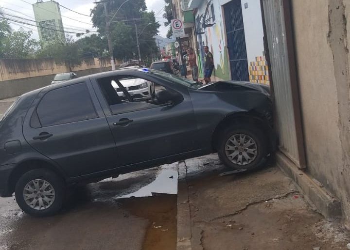 O veículo que é alugado, ficou com a frente amassada após bater em um muro. (Foto: Acervo pessoal)