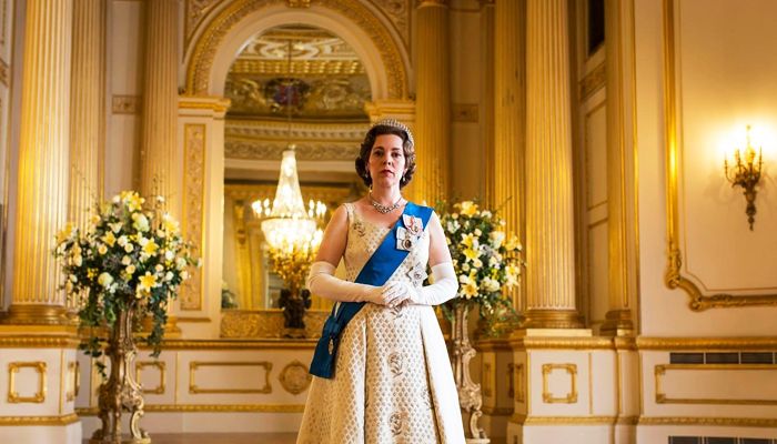 Olivia Colman interpreta a Rainha Elizabeth II em “The Crown”, na 3ª temporada da série exibida pela Netflix (Foto: Divulgação)