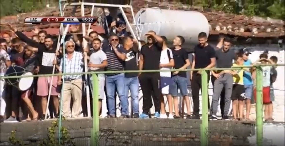 Apesar da proibição de ir ao estádio, a torcida se aglomerou em uma laje para acompanhar o jogo do time do capixaba (Foto: Reprodução de vídeo)