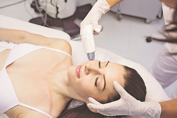 O tratamento de Ultrassom Microfocado utiliza o calor para promover a melhora da flacidez da pele (Foto: Freepik)