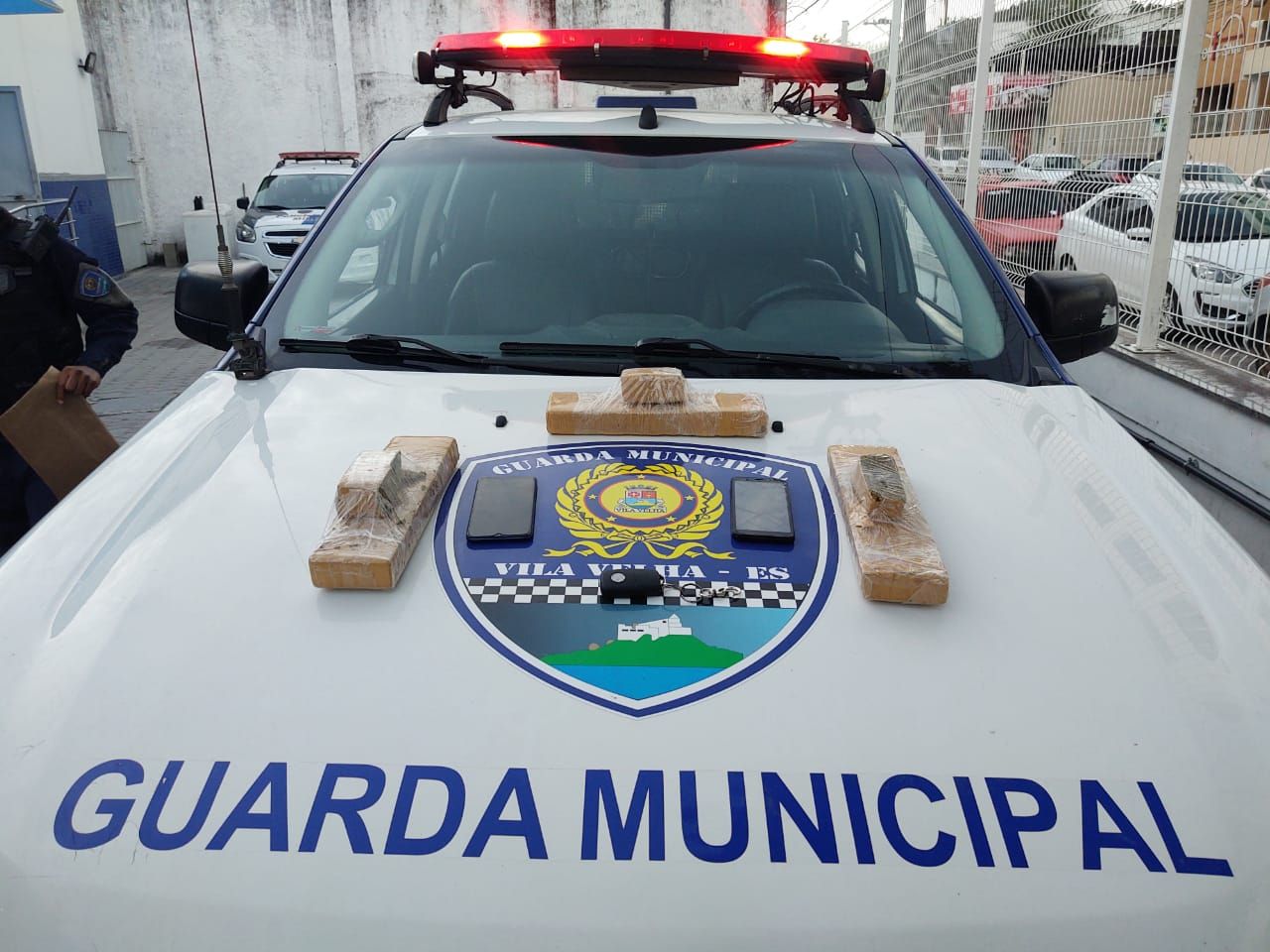 O trio estava em um carro no estacionamento de um supermercado quando foi abordado pela Guarda Municipal (Foto: Taynara Nascimento)