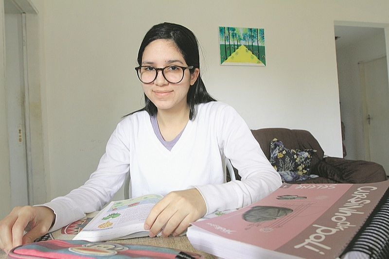 A estudante Brenda Seidel vai tentar uma vaga na Ufes em um curso da área de saúde, Medicina ou Enfermagem (Foto: Dayana Souza/ AT)