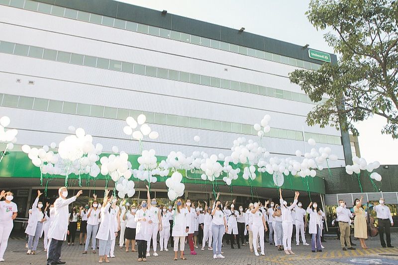 Profissionais de um hospital em Vitória soltaram balões, gesto que marca a vitória da vida em meio à pandemia (Foto: Beto Morais/ AT/ 17/07/2020)