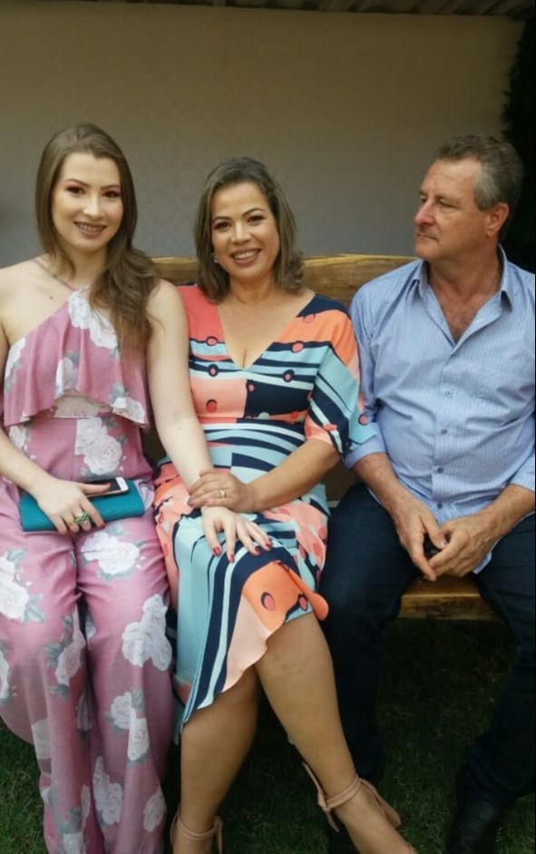 Bruna com os pais, Ângela e Jacimar (Foto: Acervo familiar)