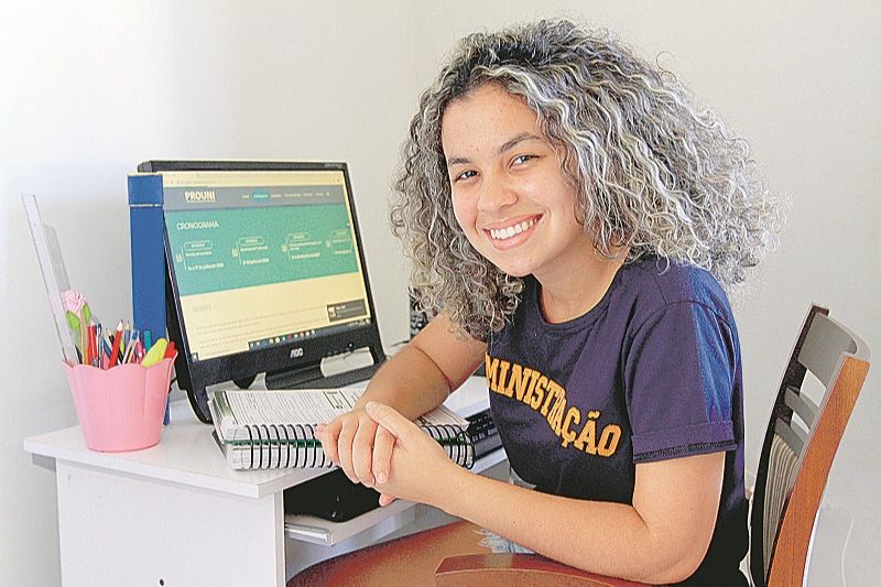 A universitária Karen de Paula Vandersee, 19, conseguiu bolsa integral para cursar Administração. “O Prouni permitiu o meu ingresso”, salientou (Foto: Dayana Souza/AT)