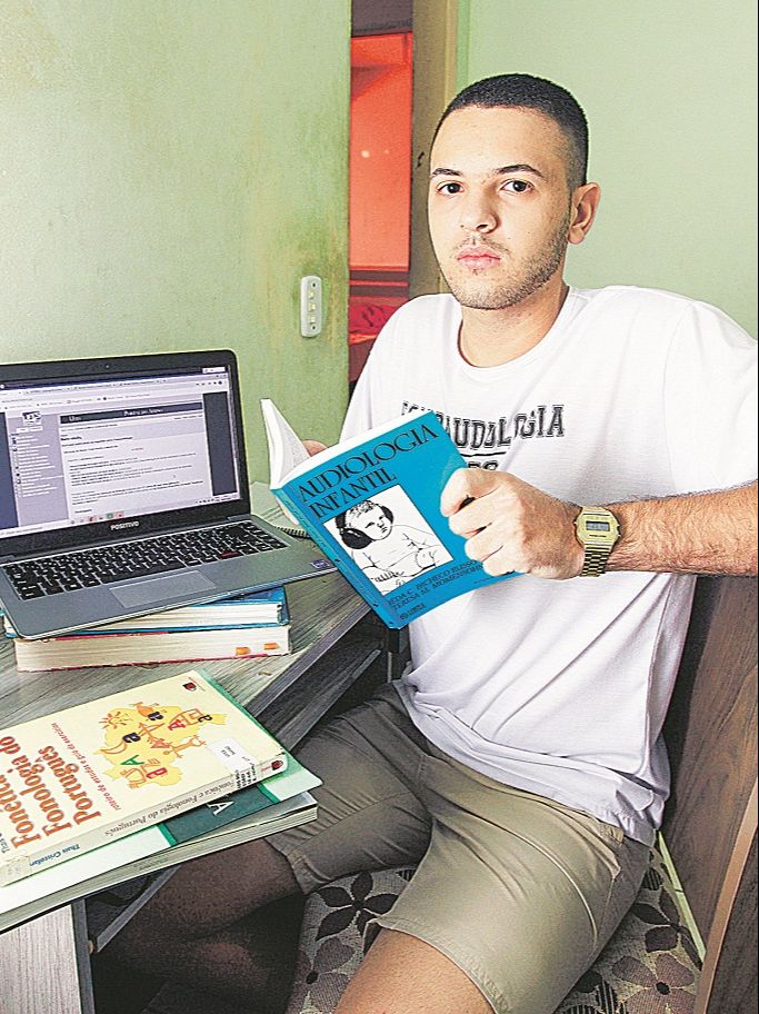 Lucas Paiva, 19, estudante de Fonoaudiologia, é contra aulas a distância (Foto: Dayana Souza/AT)