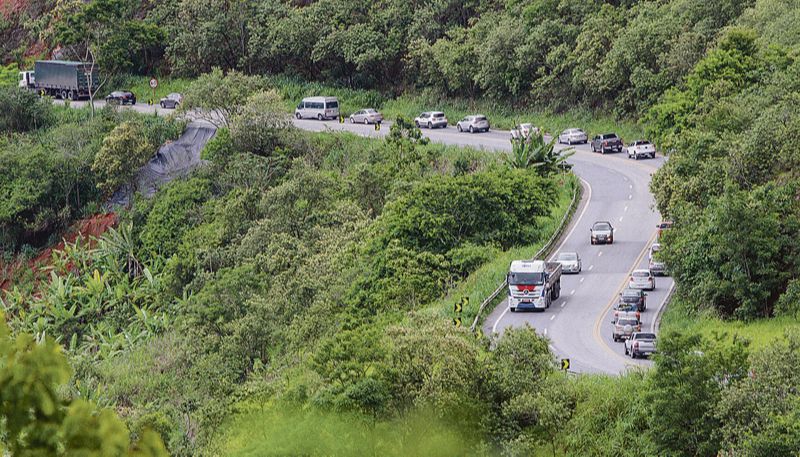 Veículos na BR-262 (Foto: Leone Iglesias/ AT/ 26/12/2019)