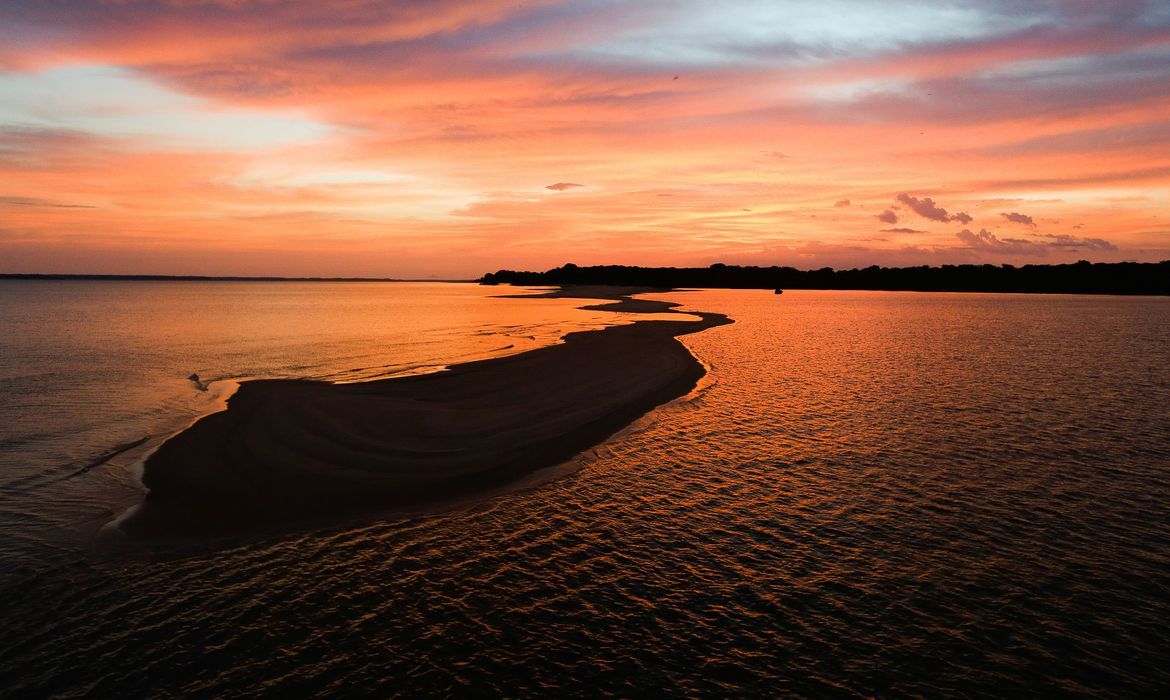 Entre os meses de julho e outubro, o calor e a seca sempre aumentam o número de turistas nas praias da Amazônia (Foto: José Cruz/ Agência Brasil)