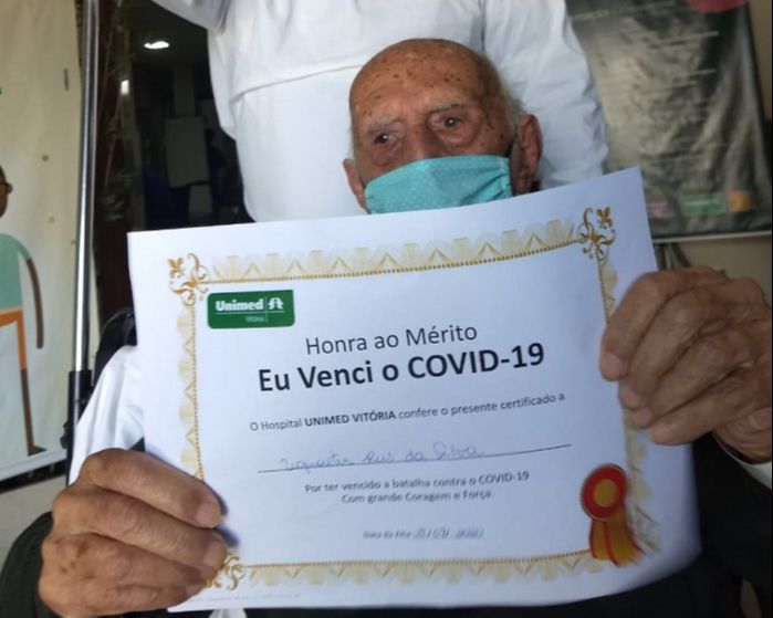 O capitão da reserva do Exército Ugualter Reis segura certificado que atesta a vitória sobre o vírus (Foto: Acervo pessoal)