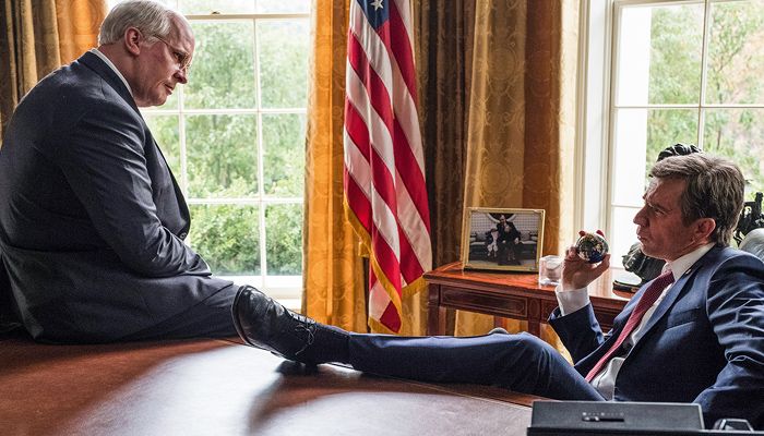 Christian Bale (E) ganhou o Globo de Melhor Ator como Dick Cheney, vice-presidente de Bush, em “Vice” (Foto: Divulgação)