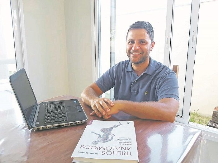 "A falta de movimento aliada ao uso excessivo de celular, computador e TV provocam dores nas costas”, explica o fisioterapeuta Victor Stefanon. (Foto: Divulgação/ Criar Comunicação)