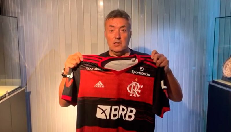 O treinador catalão em sua chegada: essa camisa pesa (Foto: Reprodução / Youtube)