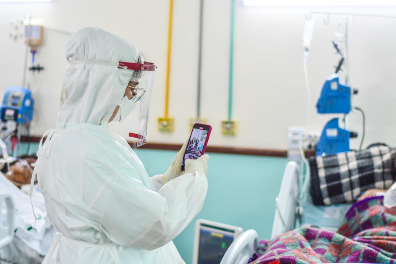 Hospital faz chamadas de vídeo com familiares para diminuir a saudade dos pacientes (Foto: Divulgação Prefeitura de Linhares)