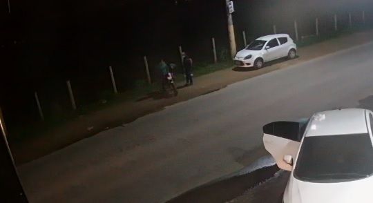 Vigilante estava em uma moto quando foi abordado pelo suspeito (Foto: Reprodução de vídeo)