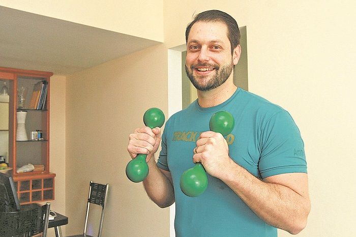 Vinicius Bourguignon tem feito exercícios em casa para se livrar das dores nas costas que apareceram nos últimos seis meses (Foto: Kadidja Fernandes/AT)