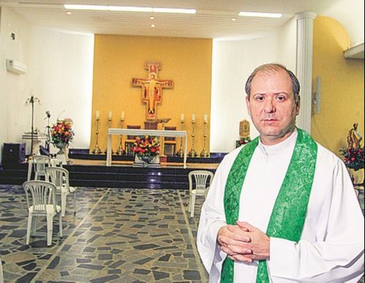 Na Paróquia São Francisco de Assis, em Itapuã, bancos foram substituídos por cadeiras na entrada, segundo o padre Celso Porto (Foto: Kadidja Fernandes/AT)