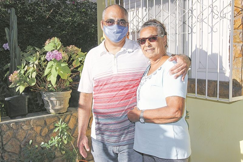 Wagner e Dineia: filho diz que a mãe é uma guerreira por vencer o vírus. (Foto: Leone Iglesias/AT)