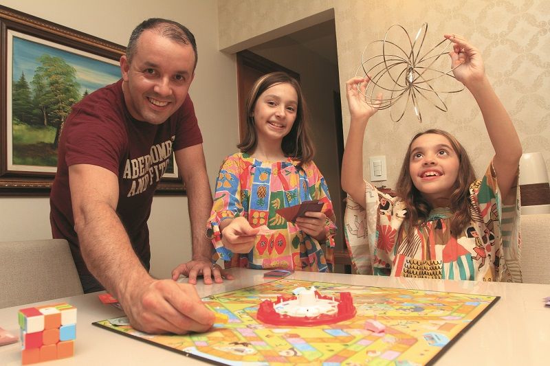 Zenilte com as filhas Sophia e Valentina: jogos e muita diversão em casa (Foto: Dayana Souza/AT)