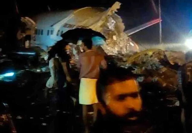 Imagem ilustrativa da imagem Avião se parte em dois durante pouso na Índia e deixa ao menos 15 mortos