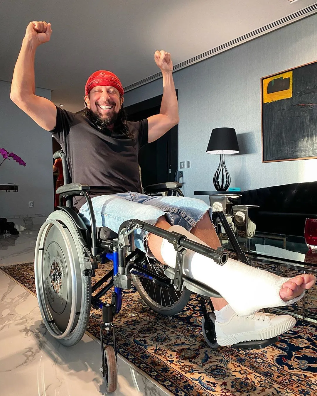 Imagem ilustrativa da imagem Bell Marques sofre acidente e preocupa fãs ao publicar foto em cadeira de rodas