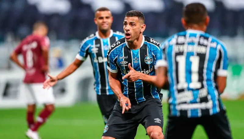 Diego Souza comemora seu gol na partida
